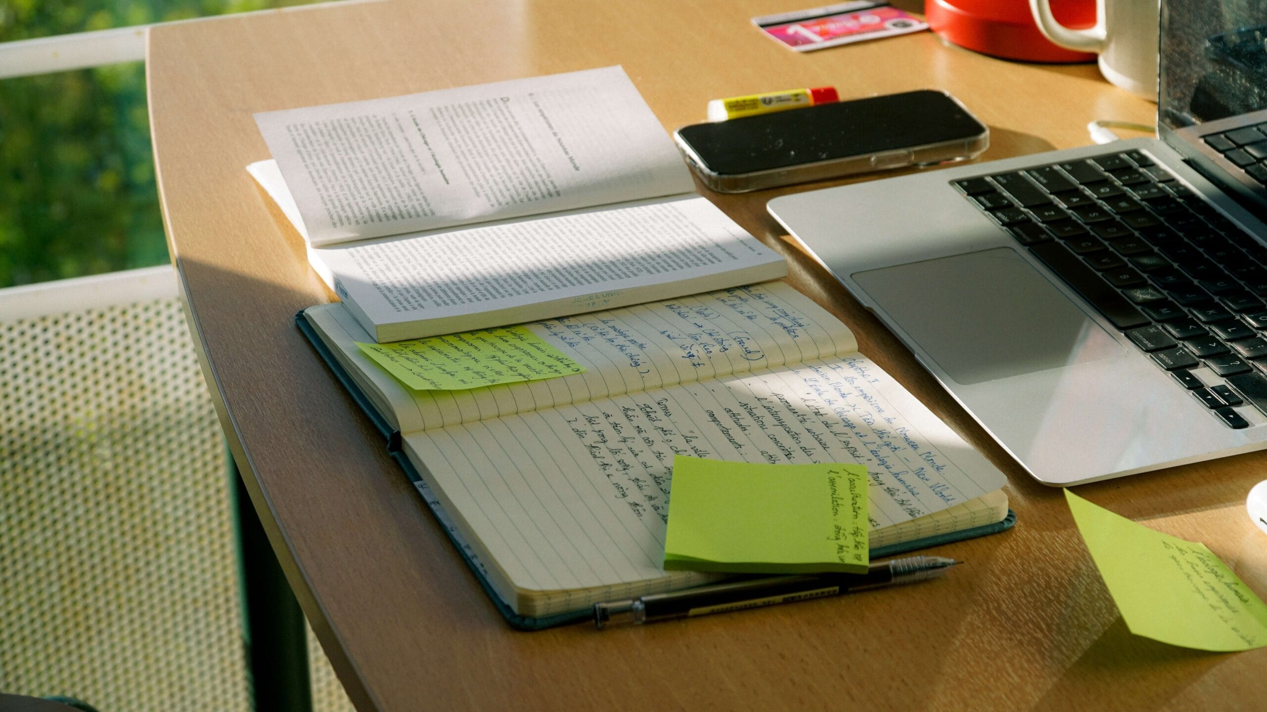 Bureau met agenda en post-its
