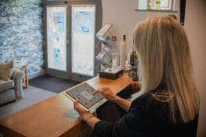 Reserveringsproces optimaliseren bij een recreatiebedrijf - overzicht van communicatiemomenten op laptop