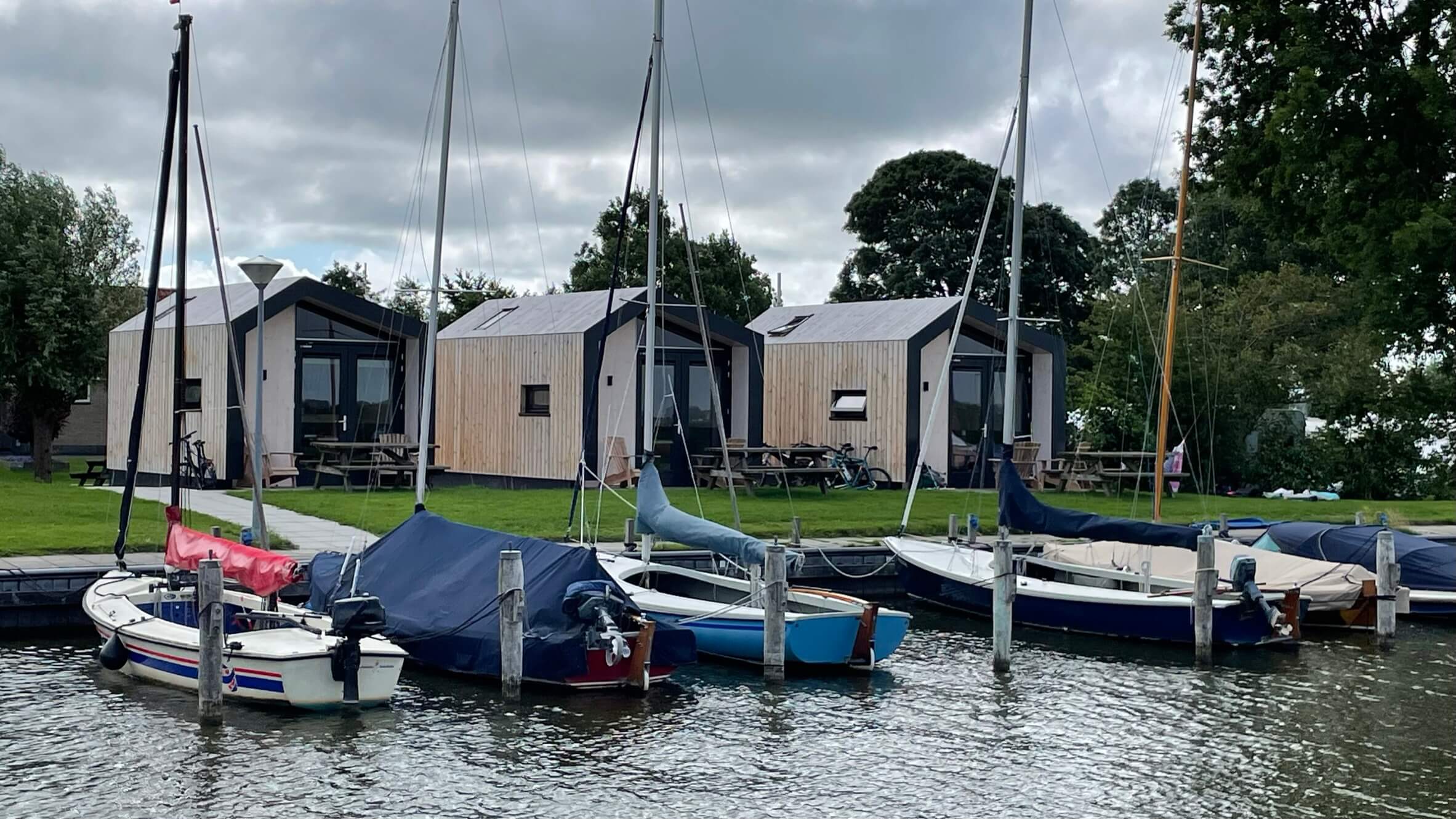 Kleine recreatielocatie met vakantiehuizen en bootligplaatsen, als context voor een boekingssysteem recreatie
