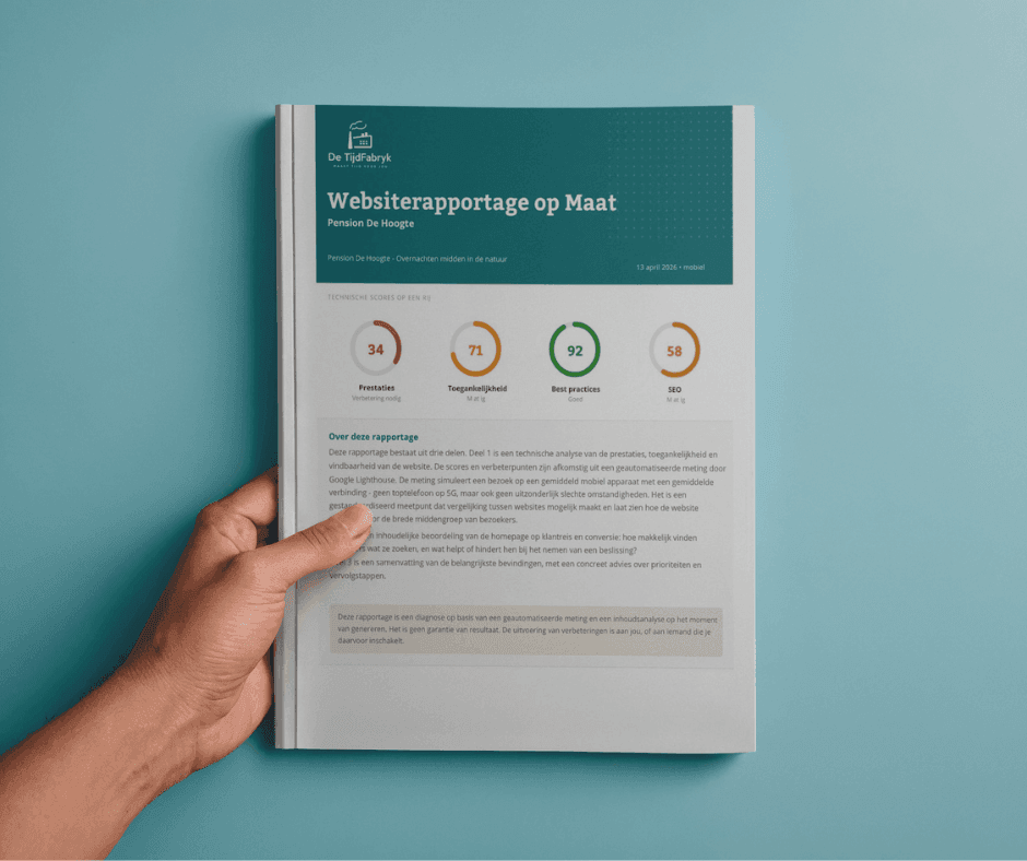 Closeup van papieren exemplaar van de Websiterapportage op Maat vastgehouden door persoon